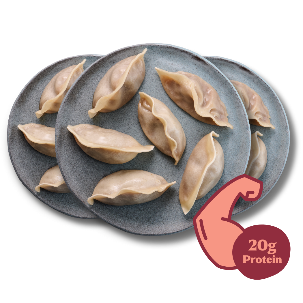 Drei Teller mit Dumplings, daneben eine Illustration eines starken Arms mit der Aufschrift "20g Protein".