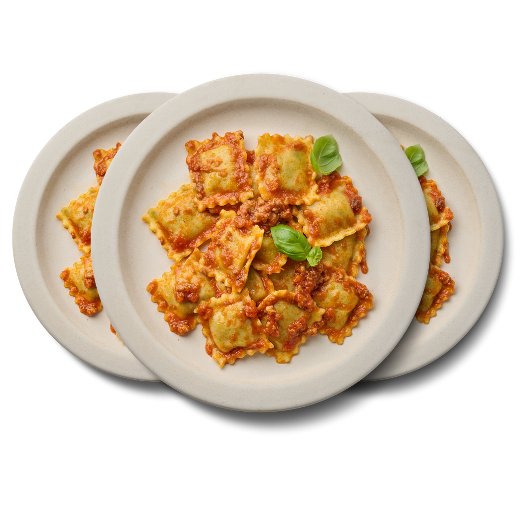 Drei Teller mit Ravioli in Tomatensauce, garniert mit Basilikum.