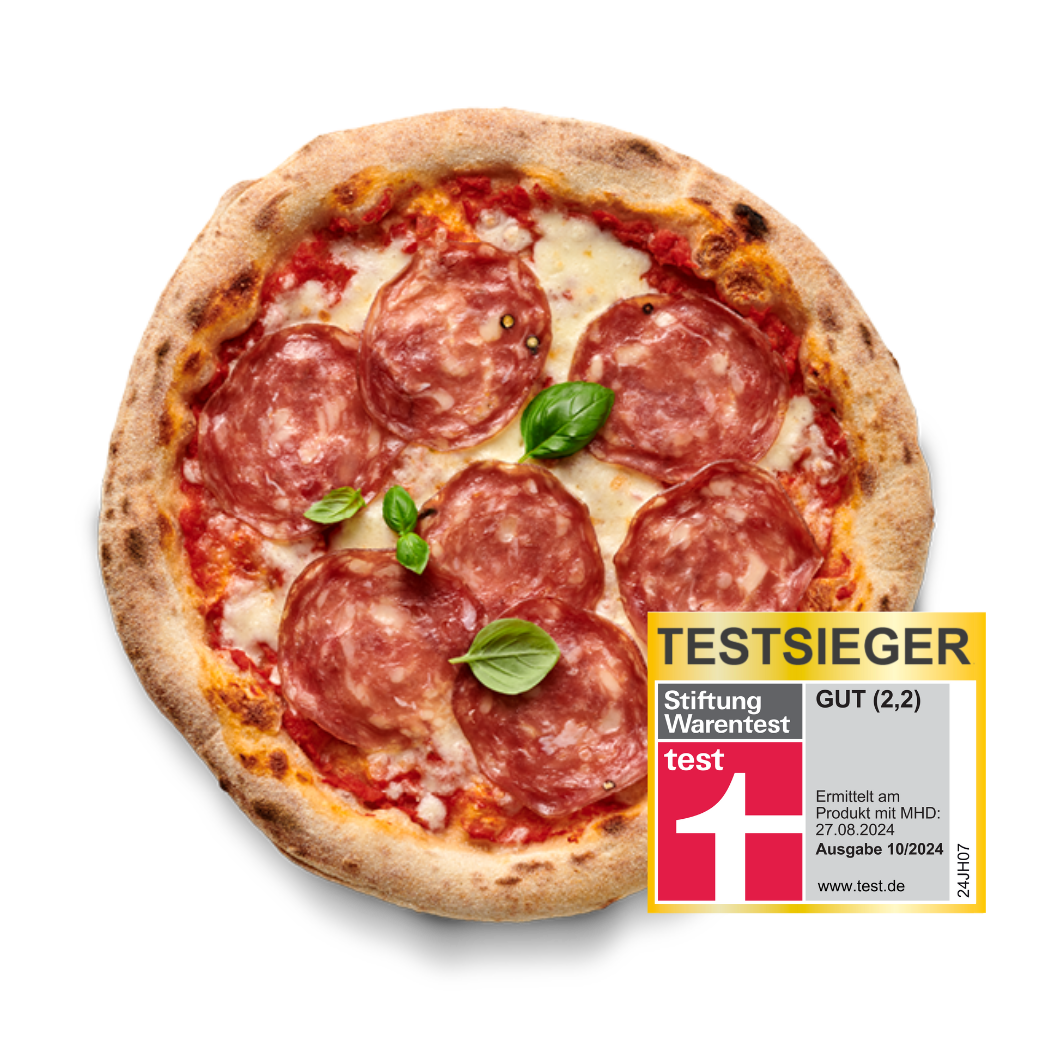 Pizza mit Salami und Basilikum darüber, neben einem Testsieger-Siegel von Stiftung Warentest mit der Note 2,2.