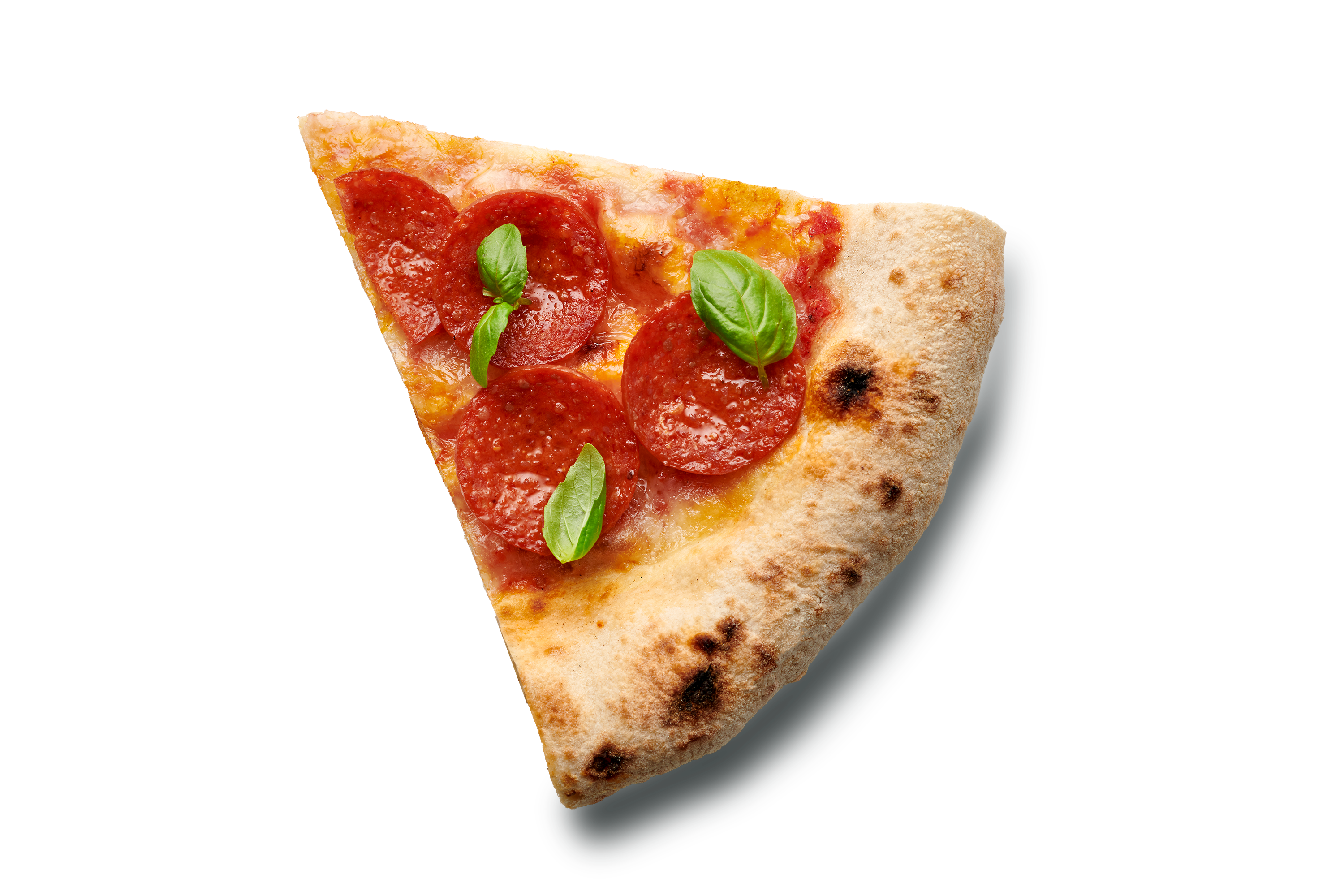 Ein Stück Pizza mit Salami und Basilikumblättern auf einem dunklen Hintergrund.