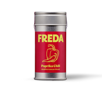 Silberne Gewürzdose mit rotem Etikett, auf dem "FREDA Paprika Chili mediterranean blend" und eine Paprika-Abbildung zu sehen sind.