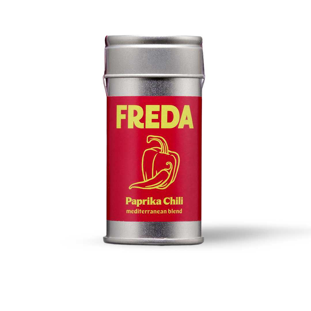 Silberne Gewürzdose mit rotem Etikett, auf dem "FREDA Paprika Chili mediterranean blend" und eine Paprika-Abbildung zu sehen sind.