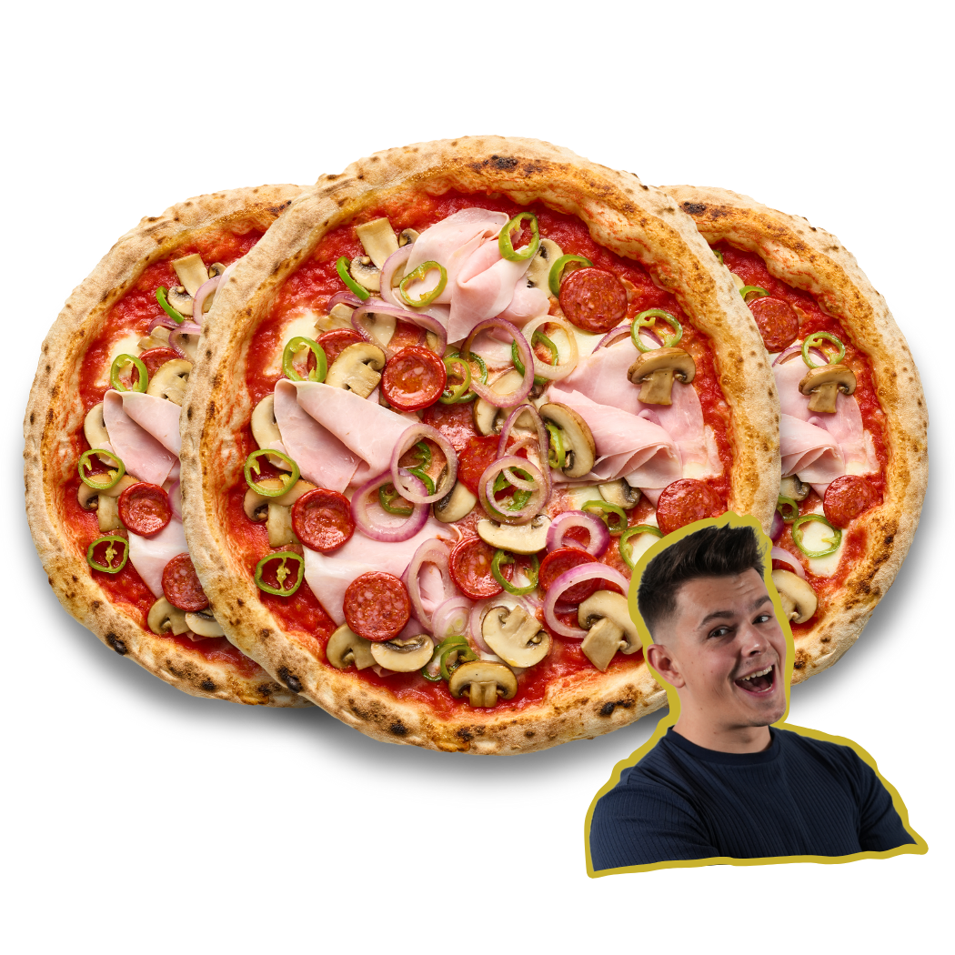 Drei Pizzen mit Schinken, Salami, Champignons und Paprika vor schwarzem Hintergrund, daneben ein lachender Mann.