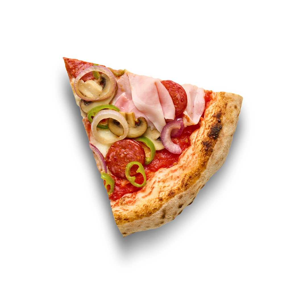 Ein Pizzastück mit Peperoni, Schinken, Pilzen, Zwiebeln und Paprika auf schwarzem Hintergrund.