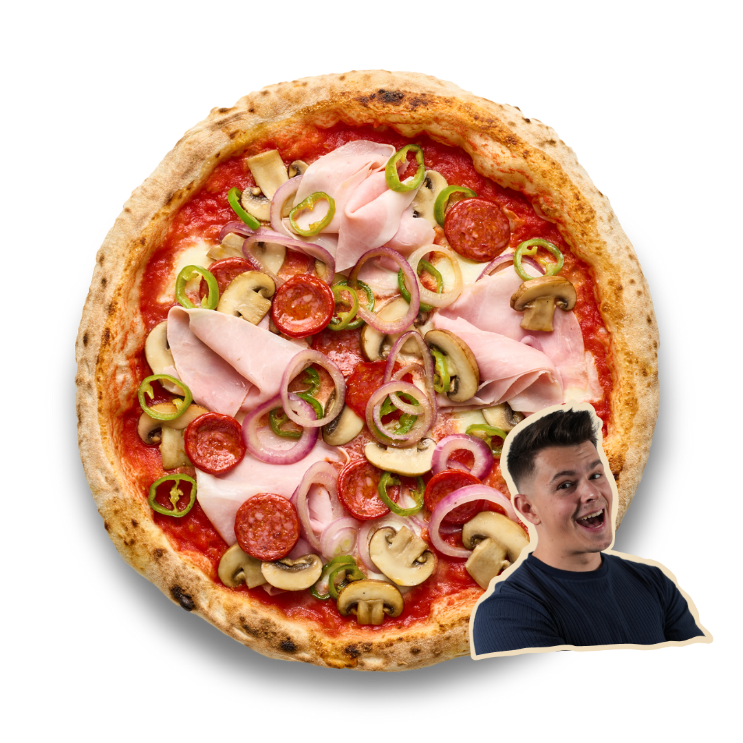 Pizza mit Schinken, Salami, Champignons und Zwiebeln, daneben ein Mann, der fröhlich schaut.