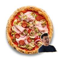 Pizza mit Schinken, Salami, Champignons und Zwiebeln, daneben ein Mann, der fröhlich schaut.