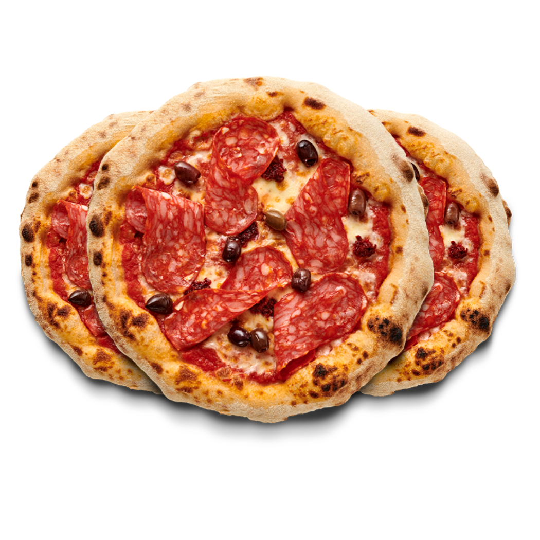 Drei Pizzen mit Salami und Oliven auf dünnem Teig, übereinander gestapelt vor schwarzem Hintergrund.