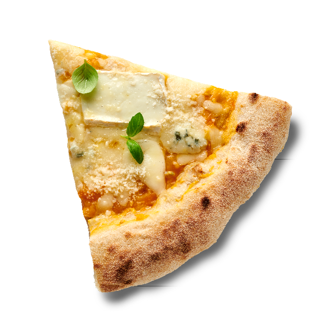 Ein Stück Pizza mit Käse, Kräutern und knusprigem Rand auf weißem Hintergrund.