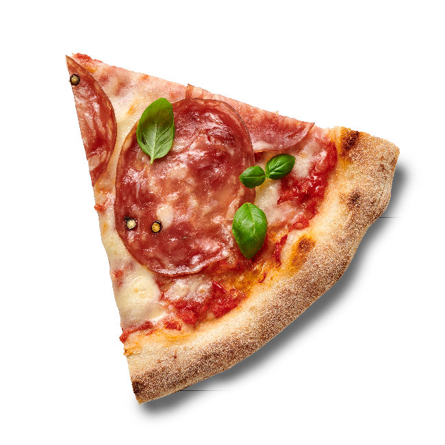 Ein Stück Pizza mit Salami, Tomatensoße, Käse und frischem Basilikum auf einem goldbraun gebackenen Teig.