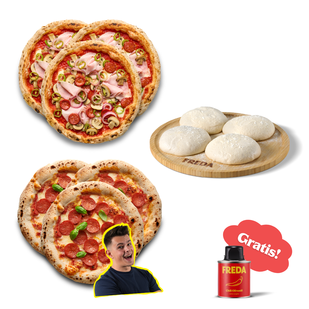 Drei Pizzen, Pizzateigkugeln auf einem Holzbrett, ein Mann und eine kleine Ölflasche mit "Gratis!"-Hinweis.
