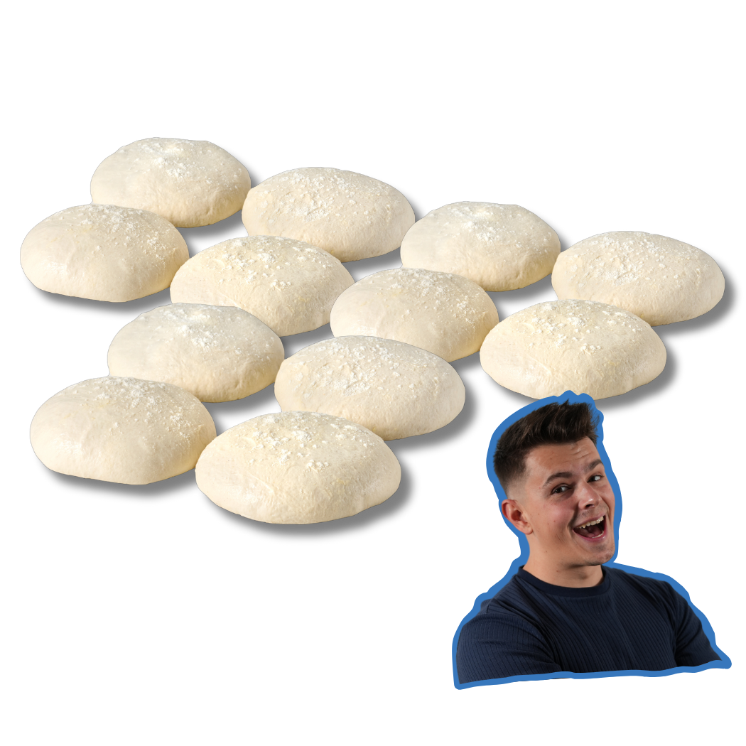 Elf ungebackene Teigbällchen auf schwarzem Hintergrund und eine lachende Person im Vordergrund.