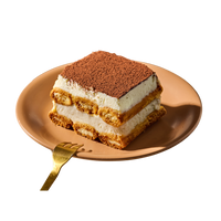Ein Stück Tiramisu auf einem orangefarbenen Teller mit einer goldenen Gabel daneben.