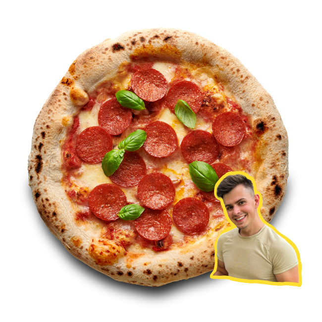 Pizza mit Salami und Basilikumblättern, daneben ein Mann mit hellem T-Shirt, vor weißem Hintergrund.