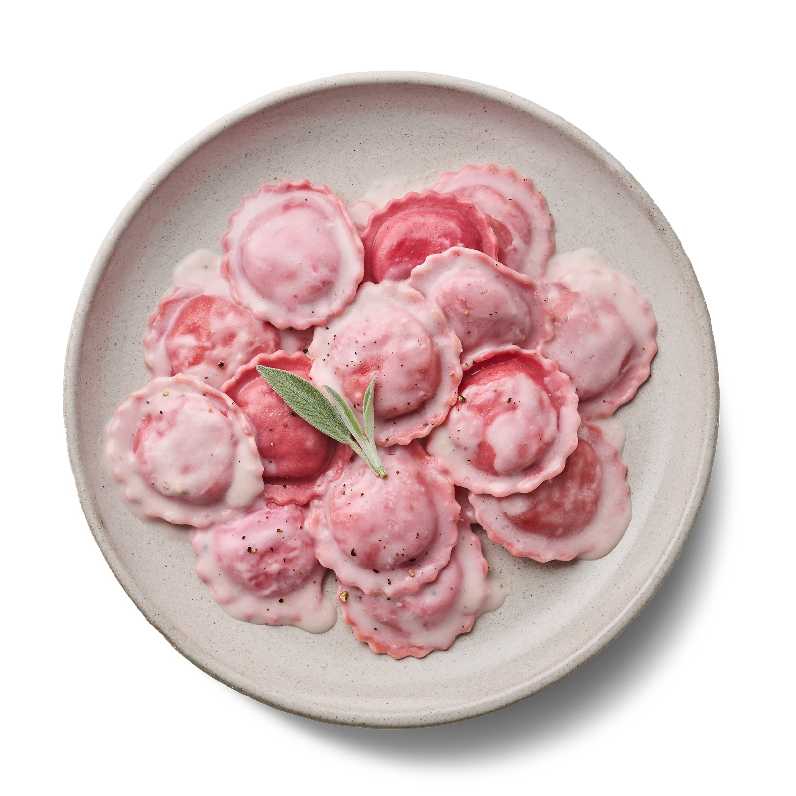 Teller mit rosa Ravioli in Sahnesoße, dekoriert mit einem Salbeiblatt.