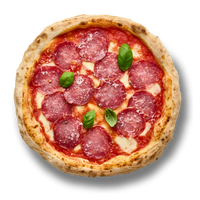 Pizza mit Salami, Tomatensauce, geschmolzenem Käse und frischen Basilikumblättern auf einem knusprigen Teig.