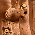 Nahaufnahme von Schokoladeneis mit Nüssen und Schokoladenstückchen auf der Oberfläche.