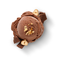 Schokoladeneiskugel mit Haselnussstücken und Schokoladenstücken, auf schwarzem Hintergrund.