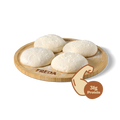 Vier Teigkugeln auf einem Holzbrett mit "31g Protein" Symbol.