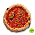 Vegane Pizza mit Tomatensauce, Basilikum und Knoblauch auf schwarzem Hintergrund.