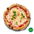 Pizza Margherita mit Tomatensoße, geschmolzenem Käse und Basilikumblättern auf einem runden, gebräunten Teig.