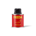 Rote Dose mit schwarzem Deckel, Aufschrift "FREDA Chili Olivenöl extra vergine" und einer Chili-Grafik.