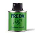 Grüne Flasche Basilikum Olivenöl von Freda mit schwarzem Verschluss, extra vergine, auf weißem Hintergrund.