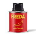 Rote Dose mit der Aufschrift "FREDA" und "Chili Olivenöl extra vergine", verziert mit einer stilisierten Chilischote.