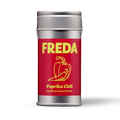 Silberne Gewürzdose mit rotem Etikett und gelber Aufschrift "FREDA", darunter eine gelbe Chilischote.