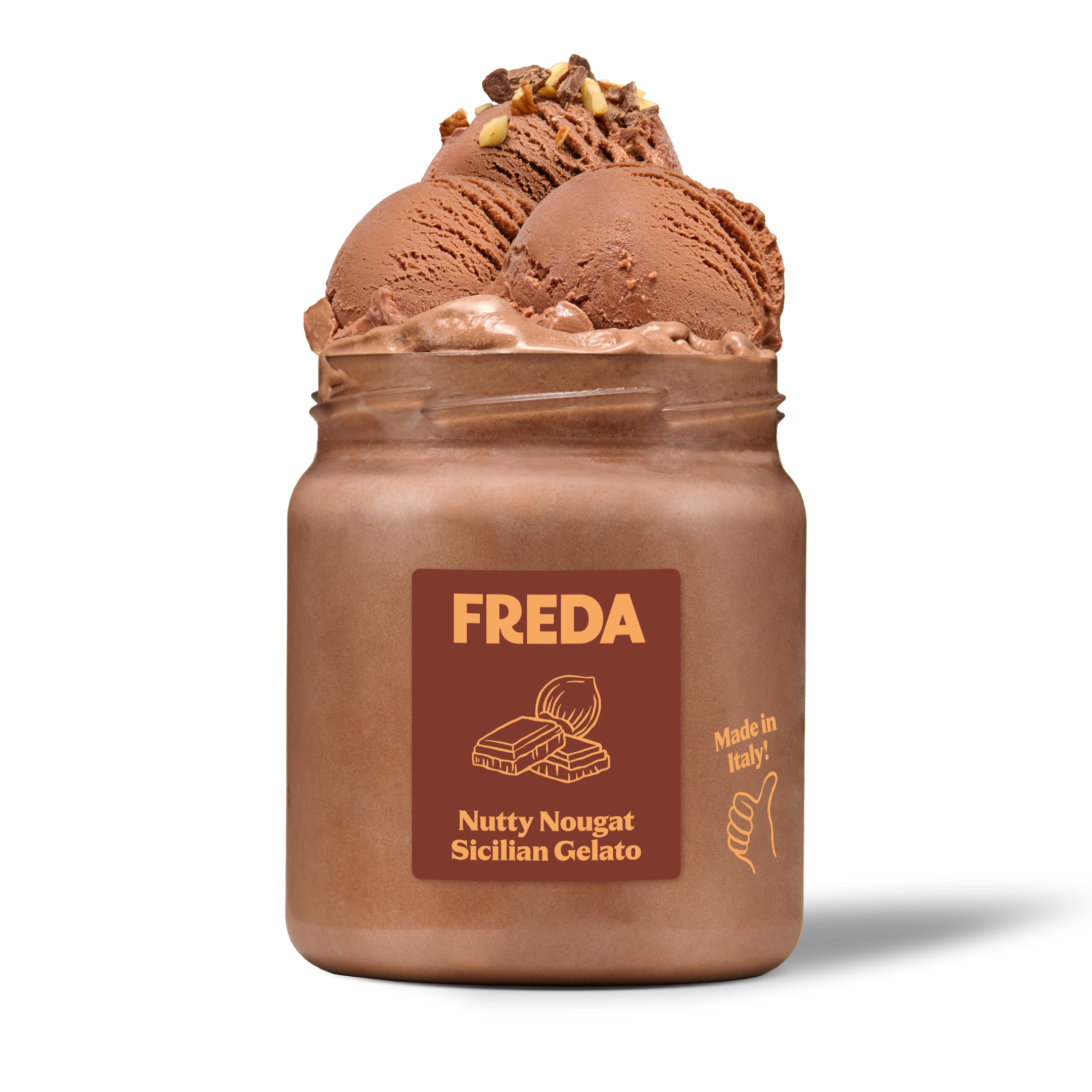 Ein Glas mit drei Kugeln Schokoladeneis, dekoriert mit Nüssen, beschriftet mit "Freda Nutty Nougat Sicilian Gelato".