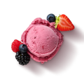 Eine Kugel rosa Eiscreme mit Himbeere, Brombeere, Blaubeere und einer halbierten Erdbeere.
