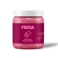 Ein Glas mit rosa Sorbet, etikettiert als "Freda Wild Berry Sicilian Sorbet", handgemacht in Italien.