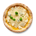 Pizza mit verschiedenen Käsesorten und frischem Basilikum, auf hellem, leicht gebräuntem Teig serviert.