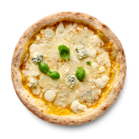 Pizza mit verschiedenen Käsesorten und frischem Basilikum, auf hellem, leicht gebräuntem Teig serviert.