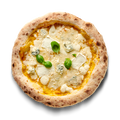 Pizza mit verschiedenen Käsesorten und frischem Basilikum, auf hellem, leicht gebräuntem Teig serviert.
