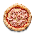 Pizza mit Tomatensauce, Käse und Schinken auf einem Holztisch.