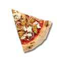 Eine Pizzascheibe mit Hähnchen, Zwiebeln, Tomatensauce und Feta auf einem schwarzen Hintergrund.