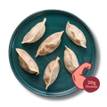 Sechs Dumplings auf einem grünen Teller mit einem Symbol für 20g Protein.