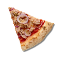 Ein Pizzastück mit Thunfisch, roten Zwiebeln und Oliven auf Tomatensauce, vor schwarzem Hintergrund.