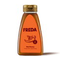 Honigflasche mit der Aufschrift "FREDA Hot Honey", illustriert mit einer Biene auf einer Chili.