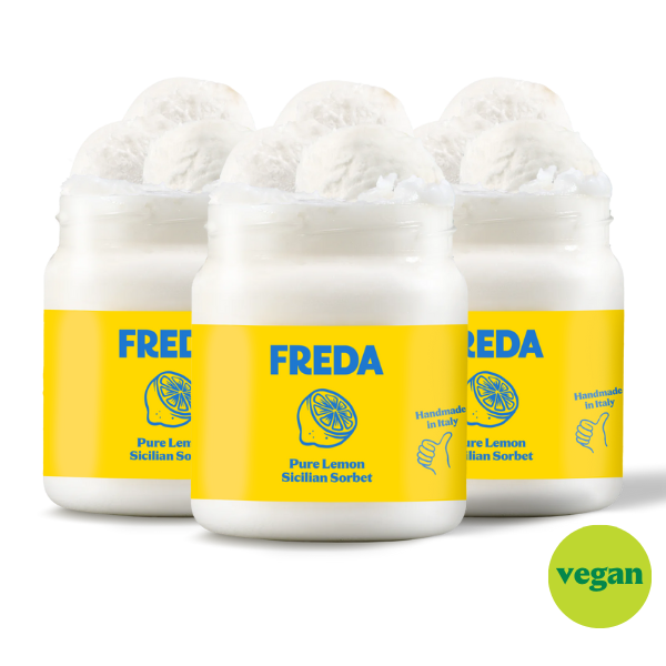 Drei Gläser Sorbet mit gelbem Etikett und der Aufschrift "FREDA" und "vegan" daneben.