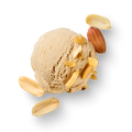 Eine Kugel Erdnusseis mit Erdnussstücken, umgeben von ganzen Erdnüssen, auf schwarzem Hintergrund.