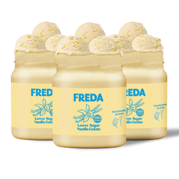 Drei Gläser Vanille-Gelato von Freda mit geringem Zuckergehalt, dekoriert mit einem Vanillemuster auf dem Etikett.