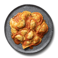 Ein grauer Teller mit Ravioli in Tomatensoße, bestreut mit Kräutern.