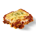 Ein Stück Lasagne mit geschmolzenem Käse und Kräutern garniert.