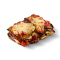 Ein Stück Auberginenauflauf mit Tomatensauce und geschmolzenem Käse auf schwarzem Hintergrund.