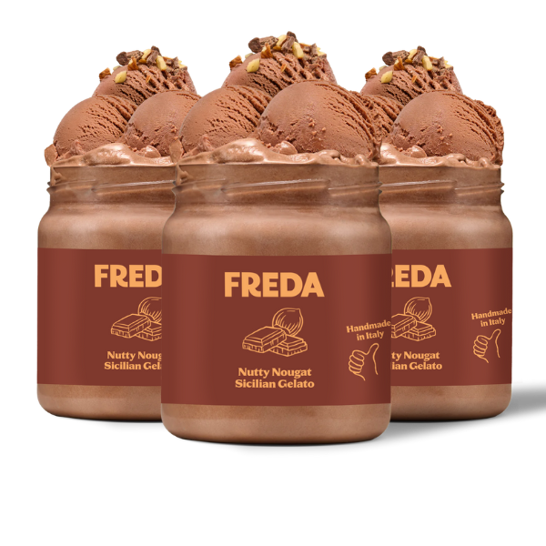 Drei Gläser mit schokoladigem Gelato und Nussstücken, etikettiert mit "Freda Nutty Nougat Sicilian Gelato".
