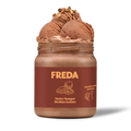 Braunes Glas mit drei Kugeln Schokoladeneis, dekoriert mit Nüssen. Beschriftung: "Freda – Nutty Nougat Sicilian Gelato".