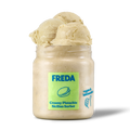 Ein Glas mit cremigem Pistazien-Sorbet von Freda, vegan und laktosefrei.