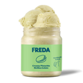 Ein Glas Pistazien-Gelato von Freda mit grünem Etikett und der Aufschrift "Handmade in Italy".