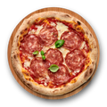 Pizza mit Salami und Basilikum auf Holzbrett, schwarz hinterlegt.